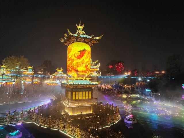 菊花文化節時間 2025年10月18日-11月17日，現在去剛好。滿園菊花+武俠NPC，沉浸感拉滿