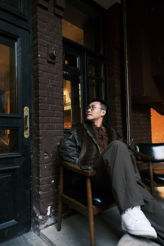 Wearing a leather jacket from 15 years ago, rediscover childhood memories in Harbin's century-old buildings