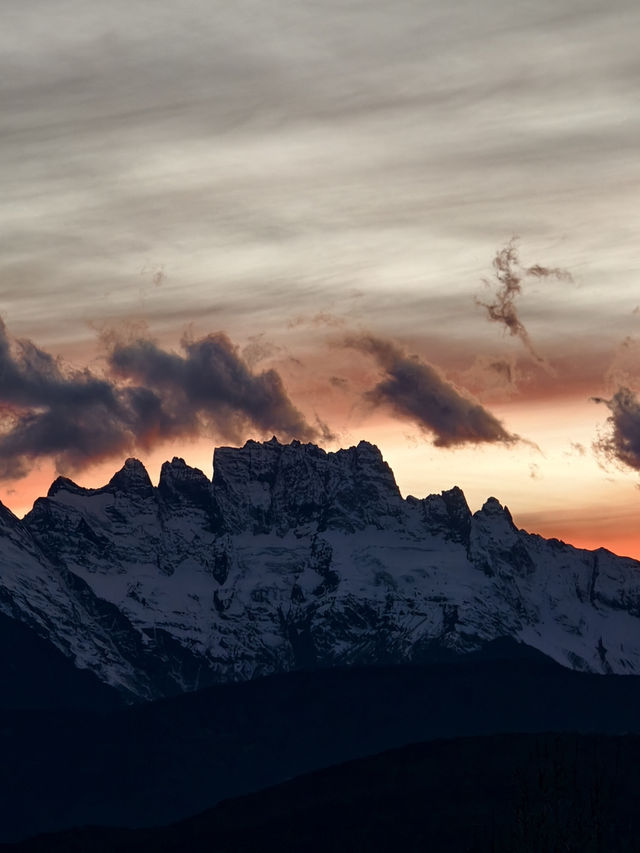 在梅里雪山腳下,等一場沒有盡頭的日落。 在梅里雪山腳下,等一場沒有盡頭的日落。
