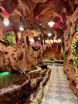Stay in a 1000㎡ karst cave retreat and soak in the private hot spring until you don't want to leave!