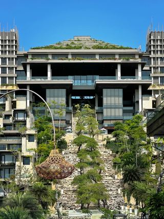 The palace-level Kempinski Hotel in Bali features an absolutely stunning underwater restaurant