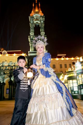 Harbin’s Russian-style romance captures the fairy tale castle night scene family photo shoot