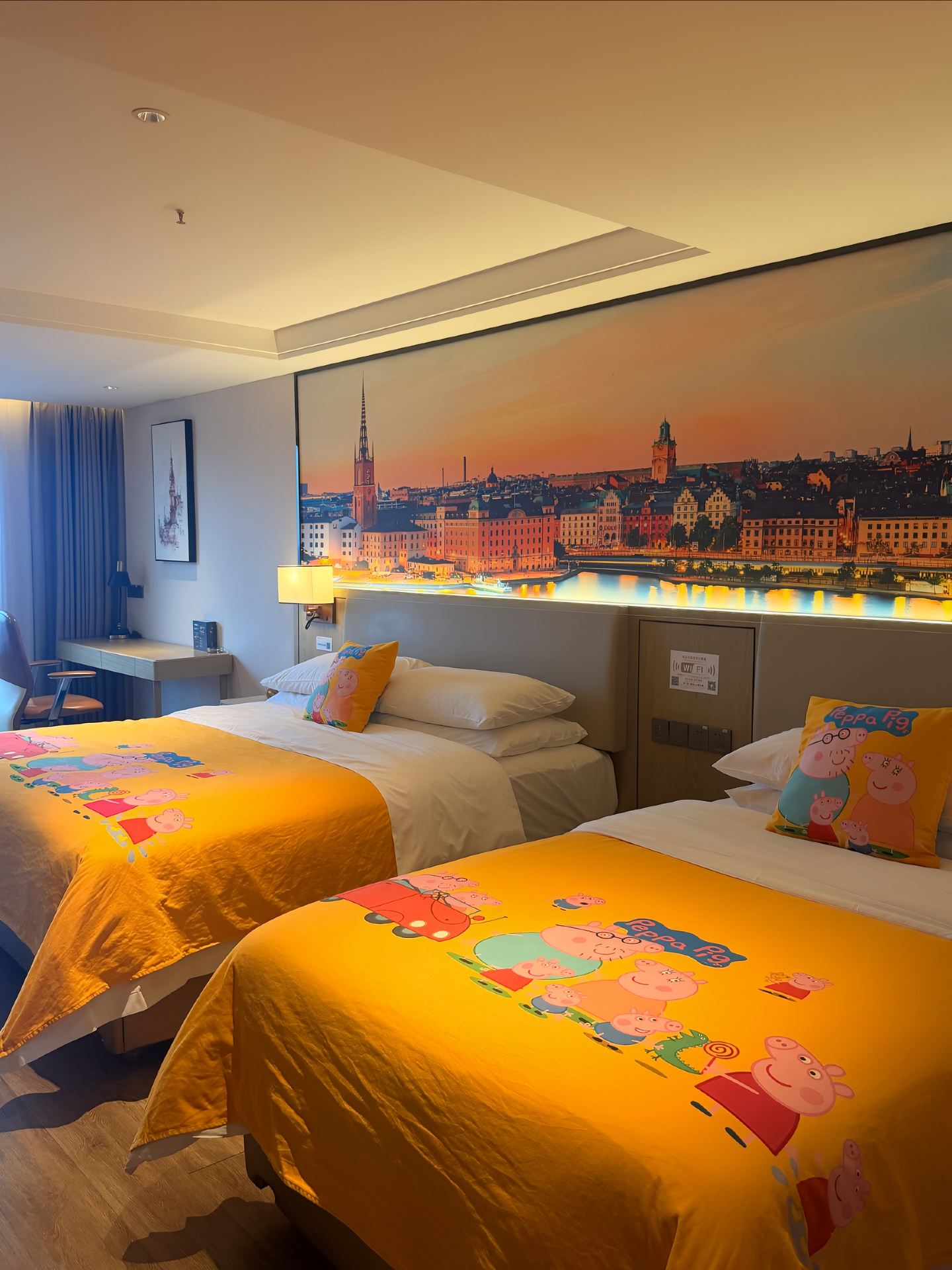 Don't book just anywhere! If you're visiting Fantawild, lock in this Vienna Hotel / The cartoon-themed room is super photogenic.