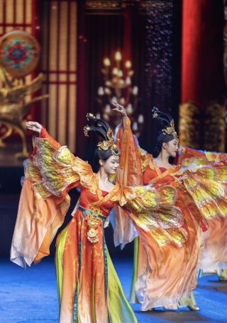 A nighttime visit to the Guangdong Ancient Love Scenic Area is much more fun than during the day.