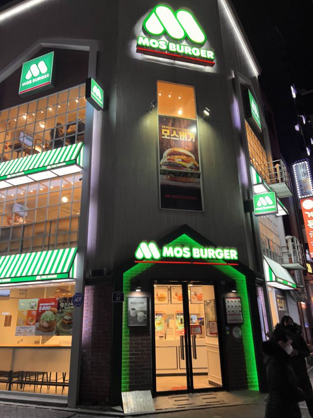 A shopping / food paradise in Myeongdong 