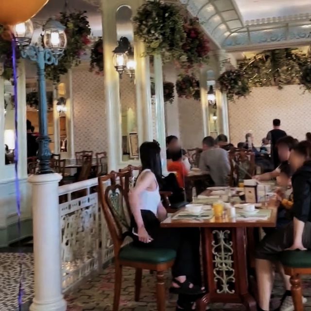 迪士尼酒店自助餐的日與夜