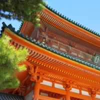 平安神宮、抜けるような青空に朱色の社が美しかった。