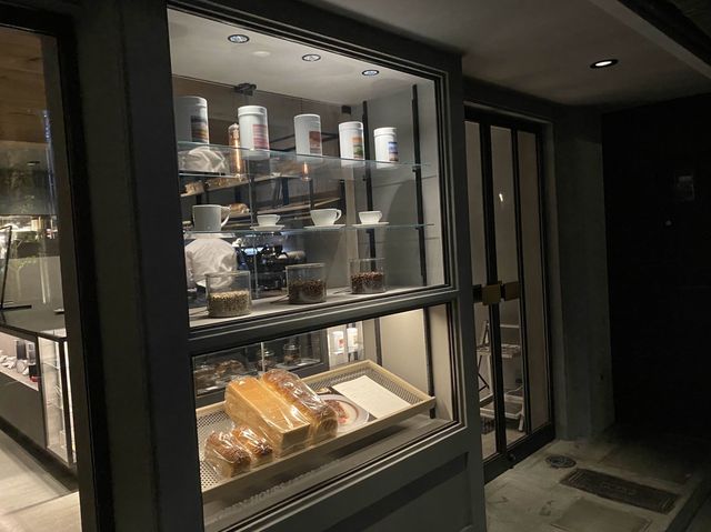 京都・烏丸。中庭も素敵です。町屋を改装した『小川珈琲 堺町錦店』