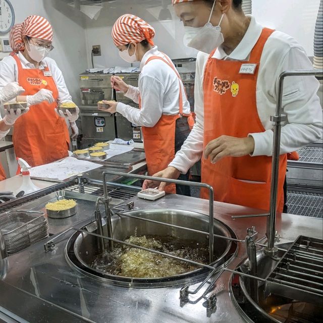 チキンラーメンファクトリーで、チキンラーメン作り体験に初挑戦！！