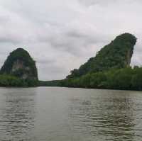 เขาขนาบน้ำในวันฟ้าครึ้ม 