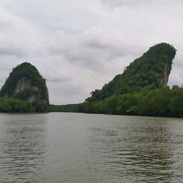 เขาขนาบน้ำในวันฟ้าครึ้ม 