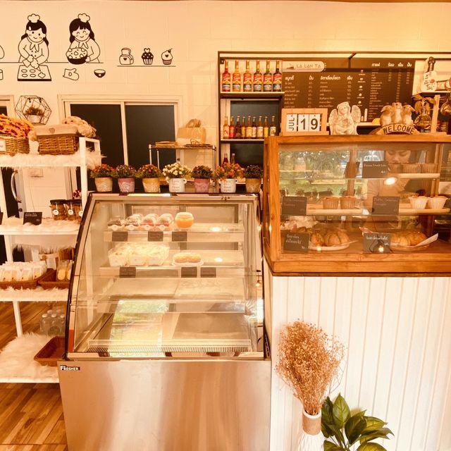 นั่งดื่มกาแฟชิลๆ ที่ La lan ta | ตราด