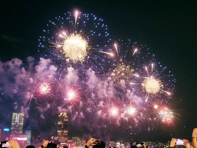 國慶煙花🎆31888枚煙花維港上空綻放 