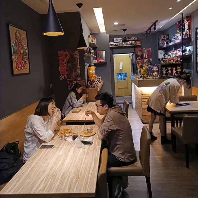 高雄暗巷美食系列~怪獸漢堡 美食漢堡薯條 日式餐廳設計風格 公仔迷必來