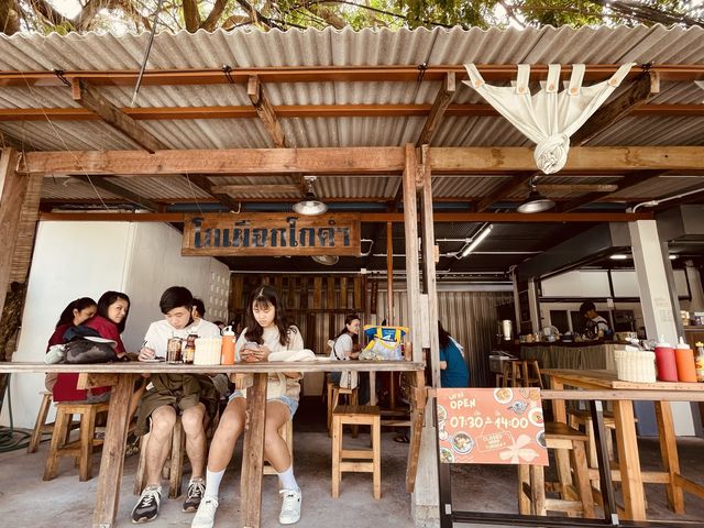 หากกำลังมองหาอาหารเช้า ☀️🐦‍⬛