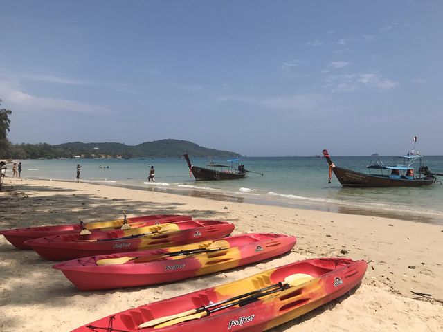 패들 보드, 요트 등을 즐길 수 있는 한적한 크라비 끌롱무앙 비치