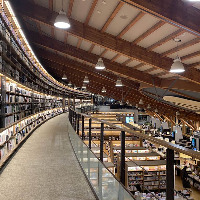 日本佐賀縣武雄市圖書館，顛覆傳統的閱讀空間