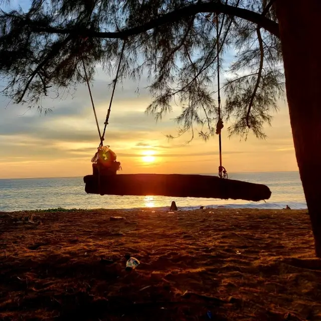 ชมพระอาทิตย์ตกที่หาดไม้ขาว