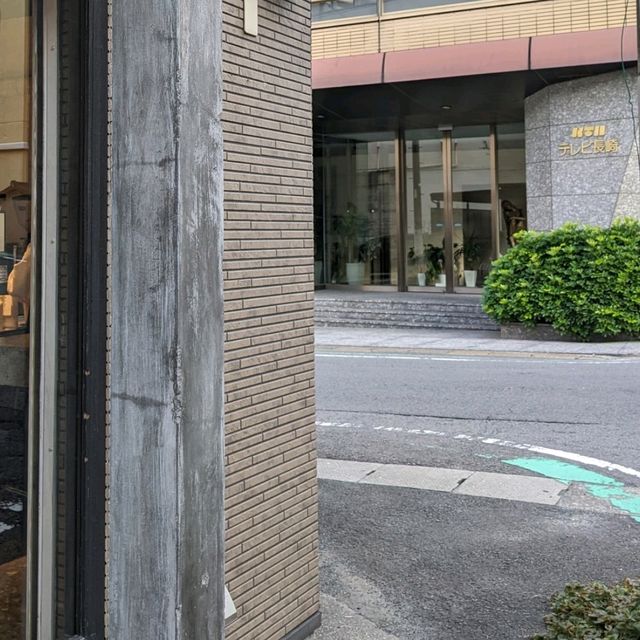 買えたらラッキー【ブレッド・アー・エスプレッソ】看板が無いので探すのが大変で、金曜〜月曜の朝のみ営業のパン屋さん。