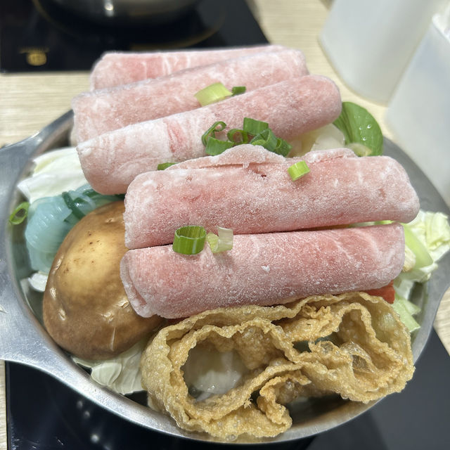 玖壹鍋精緻小火鍋 C P值超高.價位樸實，料多味美