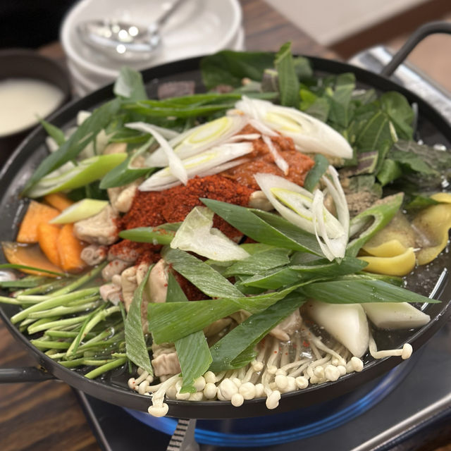 상무역 근처에 위치한 따끈따끈한 신상 맛집 웅래국밥!! 