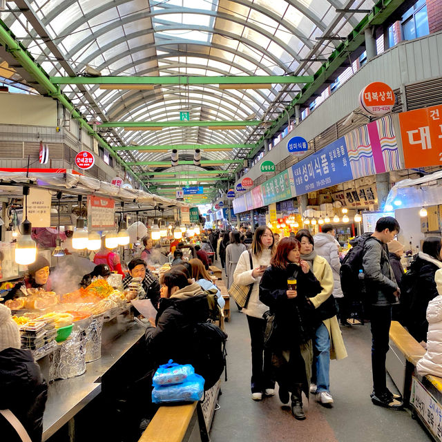Trying some food at Gwangjang Market 🇰🇷