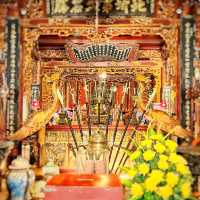 湖の近くのクアンタン寺