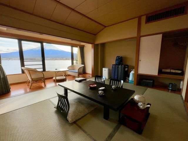 「秀峰閣湖月飯店：東京必訪富士山美景，泡湯體驗」