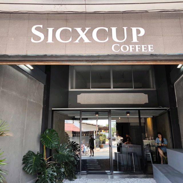 SicXcup Coffee ร้านมินิมอลสีดำที่ลงตัว 