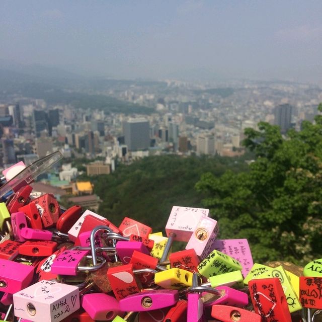 하늘에 우뚝 선 N서울타워 🏢
