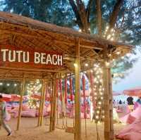 คาเฟ่สีชมพู Tutu Beach