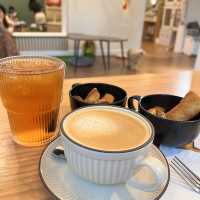 「旺角貓Cafe，有得玩貓！」