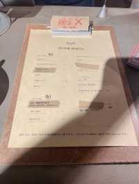 【新大久保】アンティーク家具で居心地のいい広々としたカフェ。