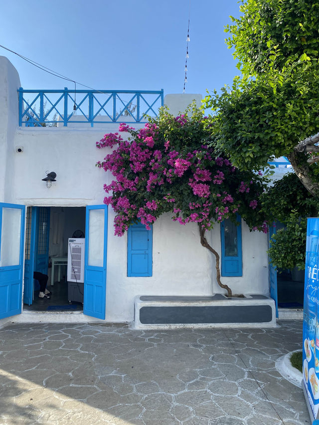 Gorgeous seaside cafe inspired by Santorini - must visit! 