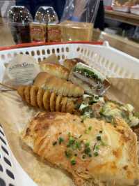 【福岡グルメ】倉庫をリノベーションしたパンもお客さんも多いベーカリー🍞🥖