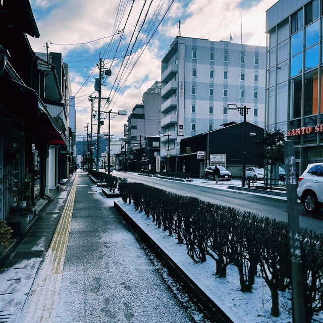 遊走在人文氣息裡，踏著雪白的路