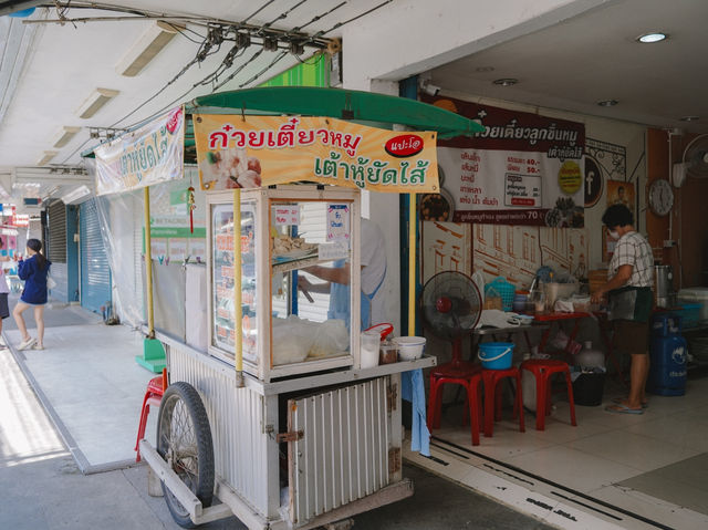 ตา ต๊ะ ข้าวหมูแดง  Signature คือน้ำพริกเผา