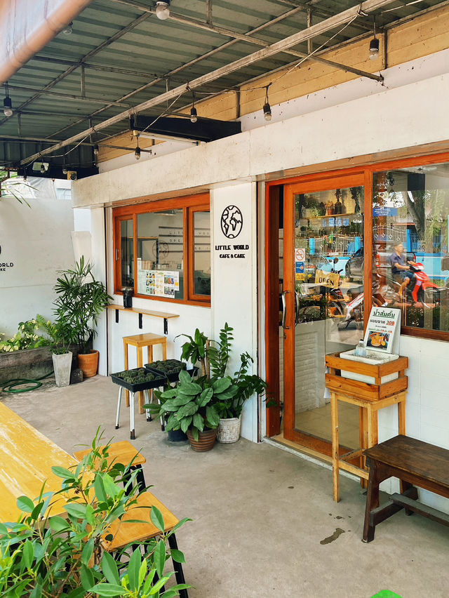 Little World Cafe ~ คาเฟ่เล็กๆ ที่เค้กอร่อย