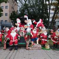 たくさんのサンタクロース！「天神クリスマスマーケット」