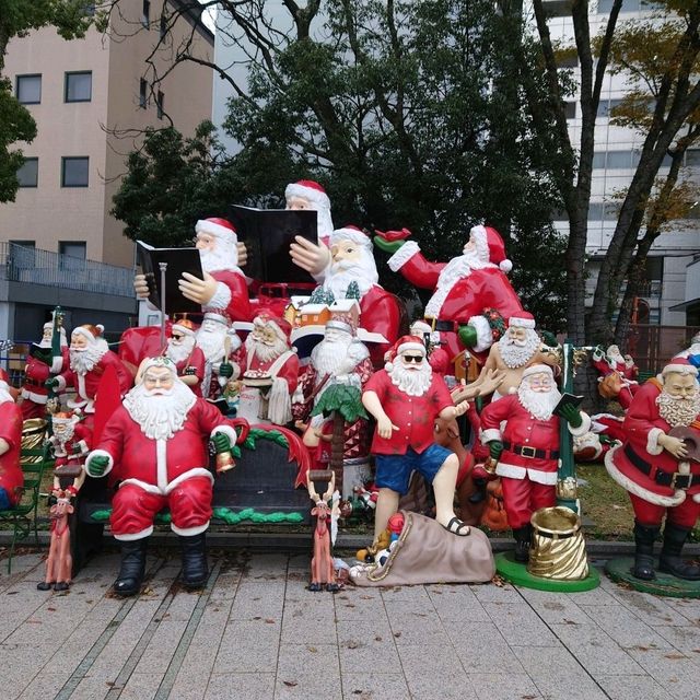 たくさんのサンタクロース！「天神クリスマスマーケット」