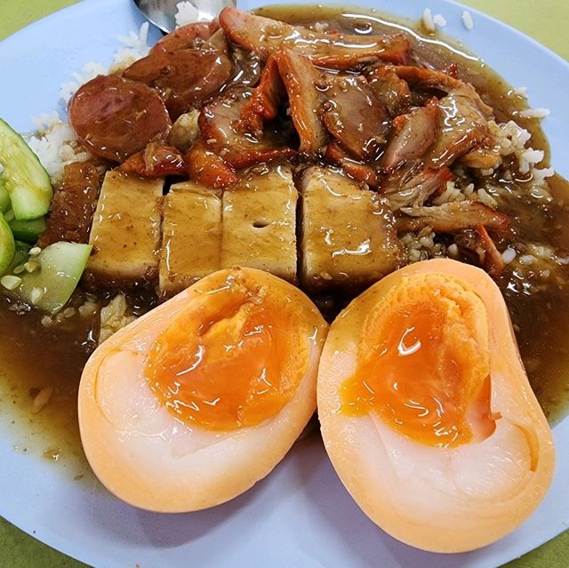 “สีมรกต” ข้าวหมูแดงหมูกรอบระดับตำนาน