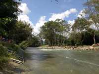 พามาทานอาหารริมลำธารในจังหวัดนครนายก