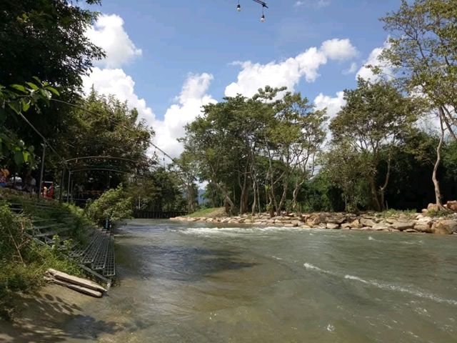 พามาทานอาหารริมลำธารในจังหวัดนครนายก