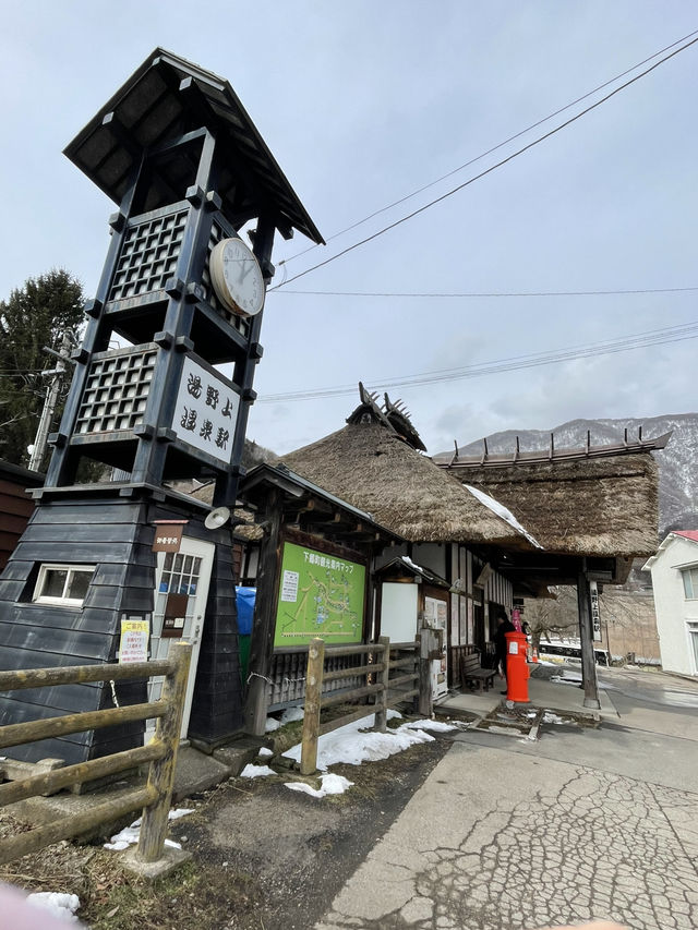 【福島×冬の旅】茅葺き屋根の駅舎 待合室には囲炉裏も・・