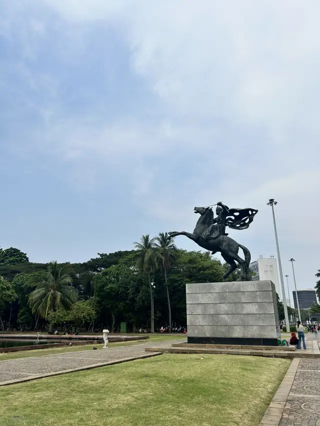 The Everlasting Burning Golden Flame Monas