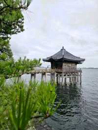琵琶湖に浮かぶお堂
