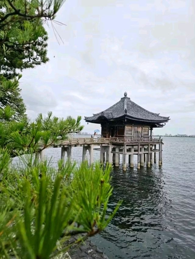 琵琶湖に浮かぶお堂