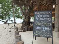 ร้านนั่งชิลล์ริมทะเล บนเกาะมะพร้าว 