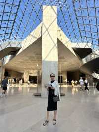 Musée du Louvre: A Parisian Dream! 🏛️🌟