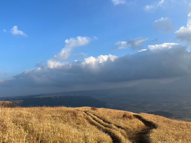 大観峰(だいかんぼう)|阿蘇の絶景を一望できる展望スポット⛰️ 大観峰(だいかんぼう)|阿蘇の絶景を一望できる展望スポット⛰️